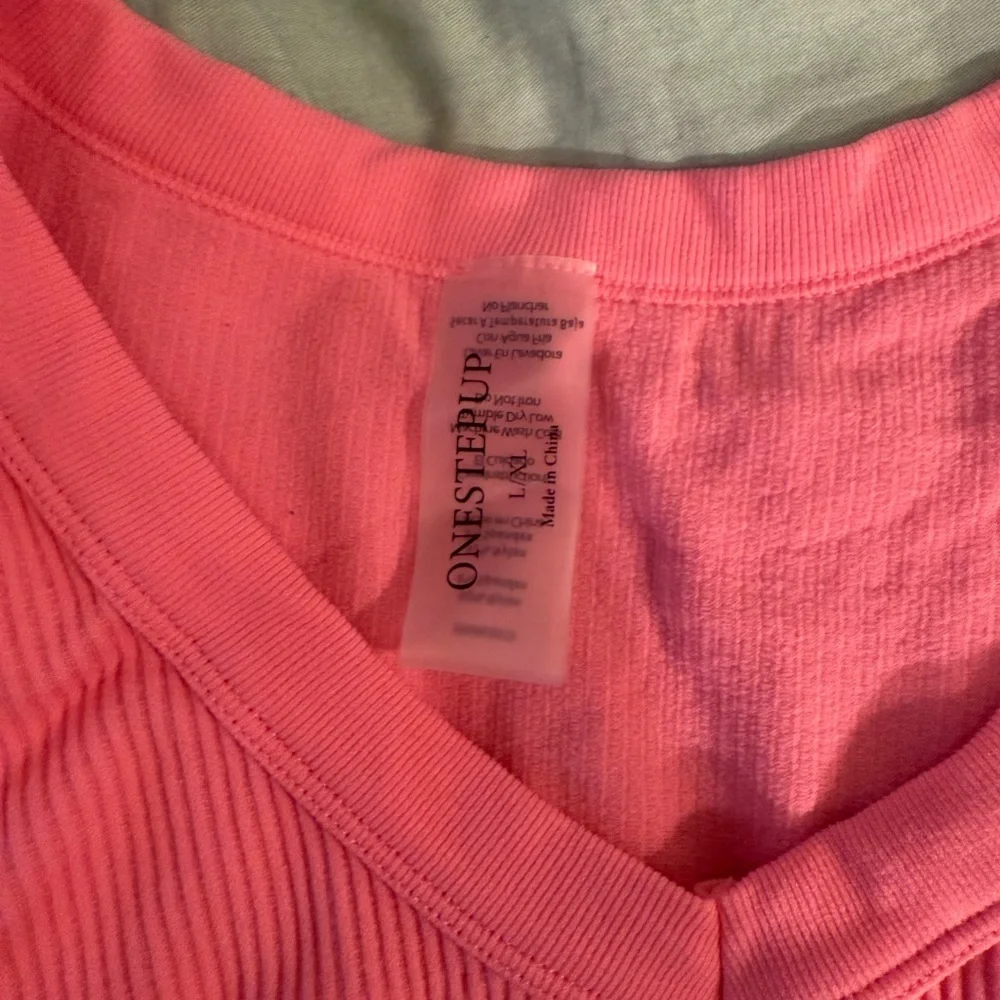 Pink Ribbed V-Neck Crop Top - Picture 3 of 3